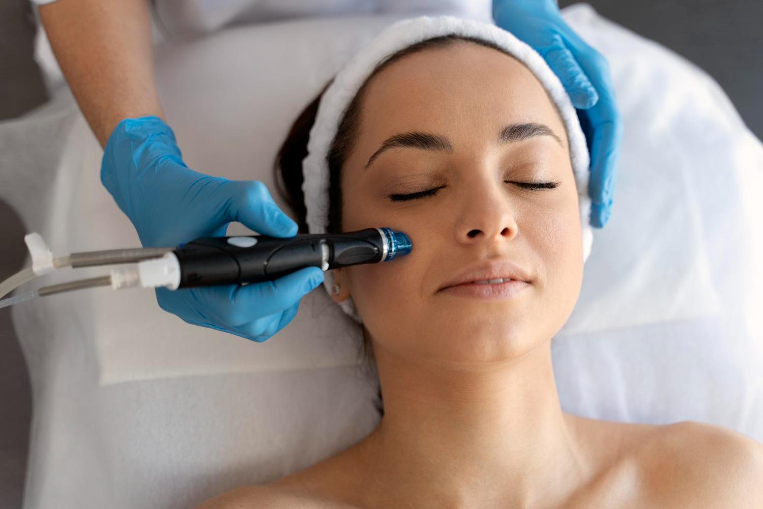 Vrouw ontvangt Hydrafacial gezichtsbehandeling – huidvernieuwing en hydratatie nabij Amsterdam.