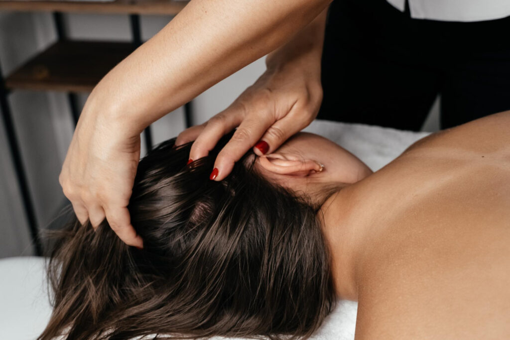 Tingle Therapy massage bij spanningsklachten in hoofd en nek voor mentale rust