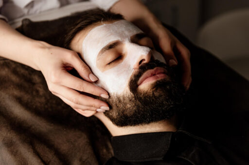 Mannen gezichtsbehandeling tegen onzuiverheden en vermoeide huid, uitgevoerd door huidtherapeut