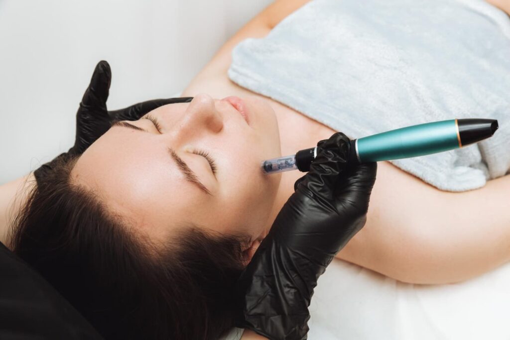 Diep reinigende Hydrafacial Platinum gezichtsbehandeling uitgevoerd door huidtherapeut