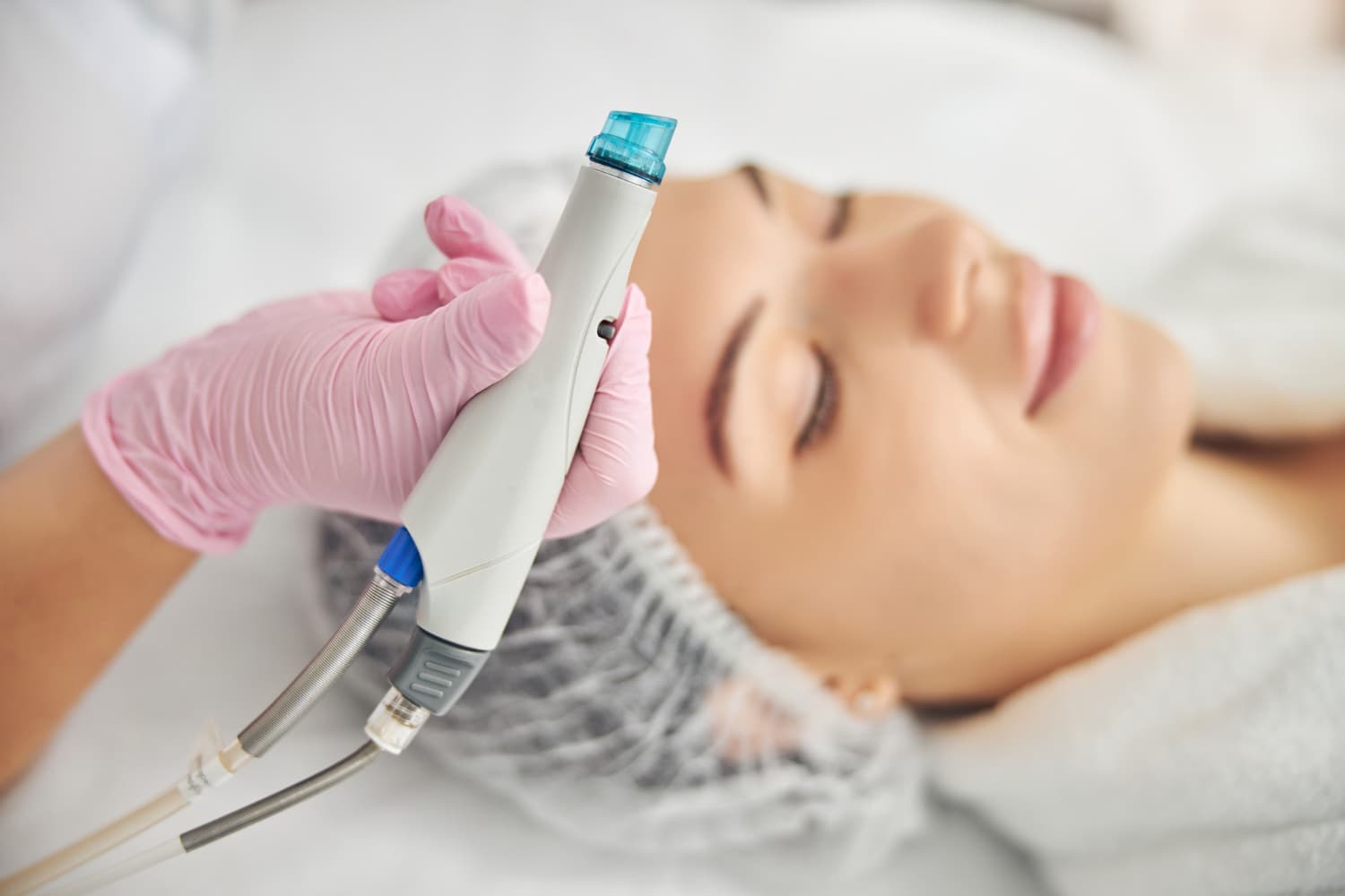 Professionele Hydrafacial Deluxe behandeling in Alphen aan den Rijn waarbij de huid wordt gereinigd en verzorgd voor een gezonde en stralende uitstraling