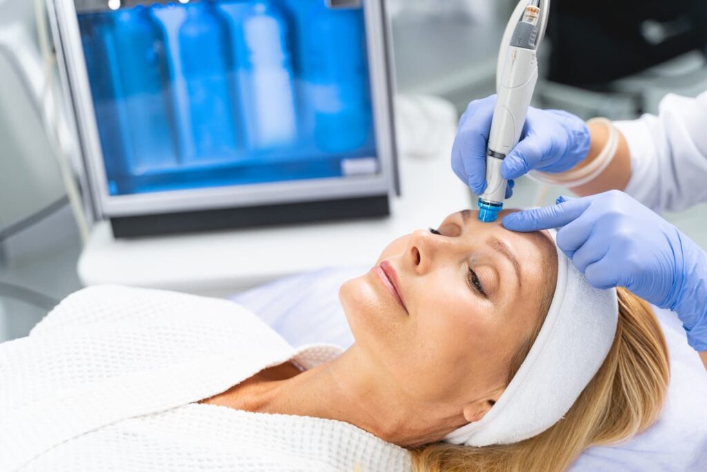 Hydrafacial Signature behandeling waarbij de huid diep wordt gereinigd en gehydrateerd met professionele apparatuur