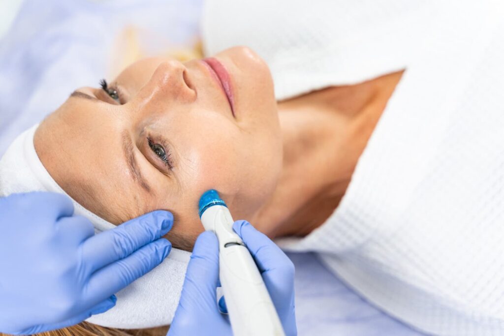 Close-up van Hydrafacial Signature behandeling tijdens het reinigen van de huid en verwijderen van onzuiverheden