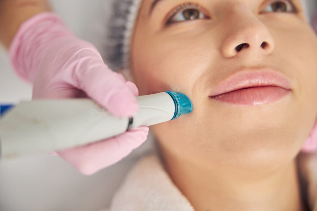 Hydrafacial Deluxe gezichtsbehandeling met intensieve reiniging en hydratatie, uitgevoerd voor een egalere huid en zichtbaar resultaat na de behandeling