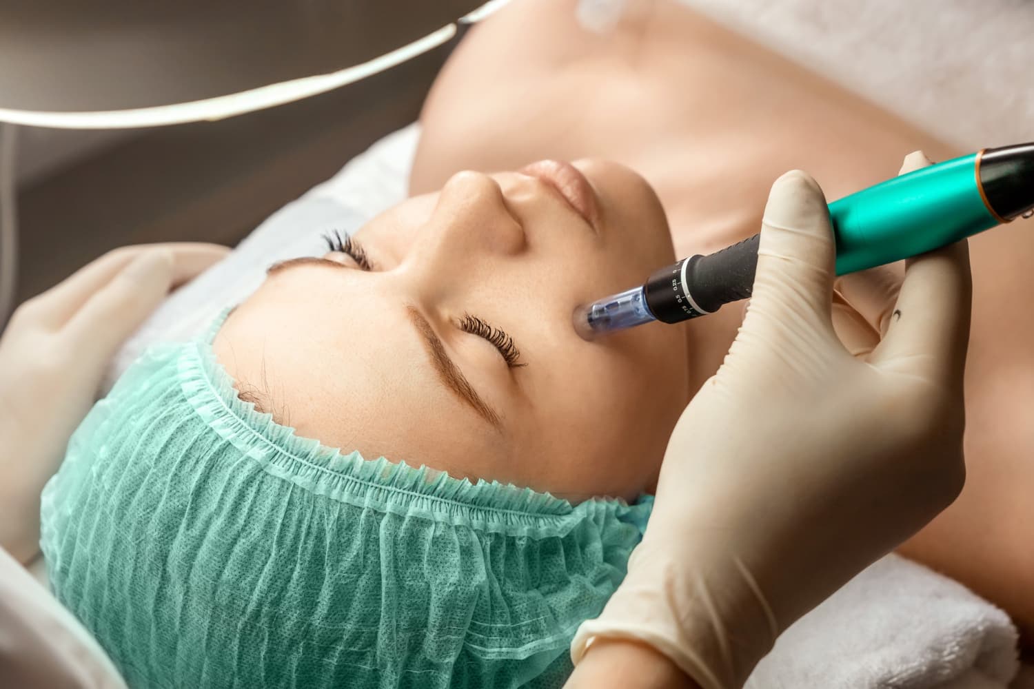 Hydrafacial Platinum behandeling met vacuümtechniek voor egale en gezonde huid