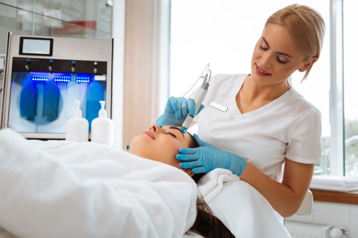 Hydrafacial Signature behandeling uitgevoerd door huidtherapeut met focus op diepe reiniging en hydratatie van de huid