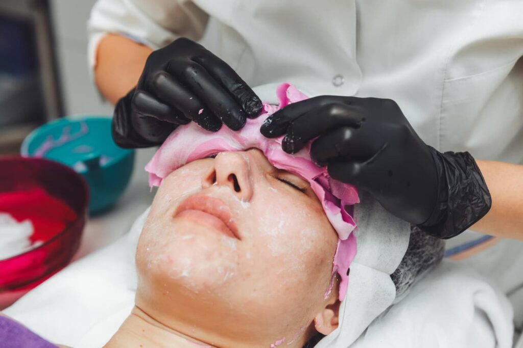 HBO-huidtherapeut voert gezichtsbehandeling uit tegen hormonale acne met reinigend masker