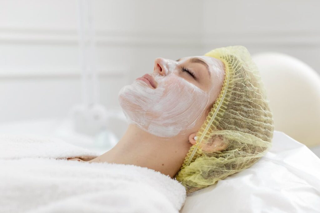 Vrouw ontspant tijdens chemische peeling behandeling — professionele peeling bij Huidtherapie van den Berg in Alphen aan den Rijn