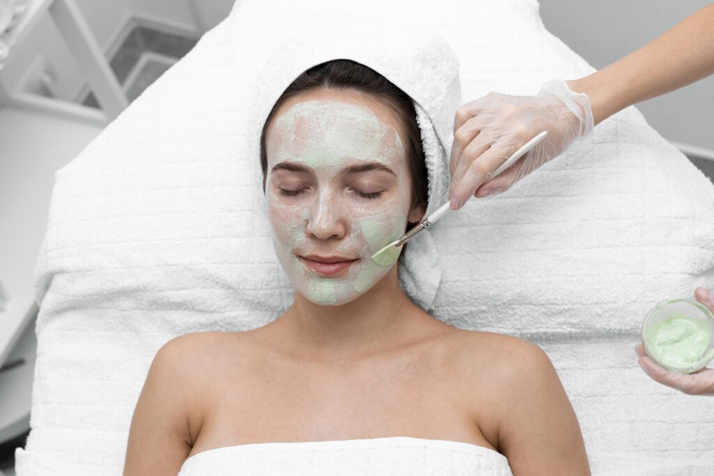 Acne facial: masker aanbrengen bij de huidtherapeut