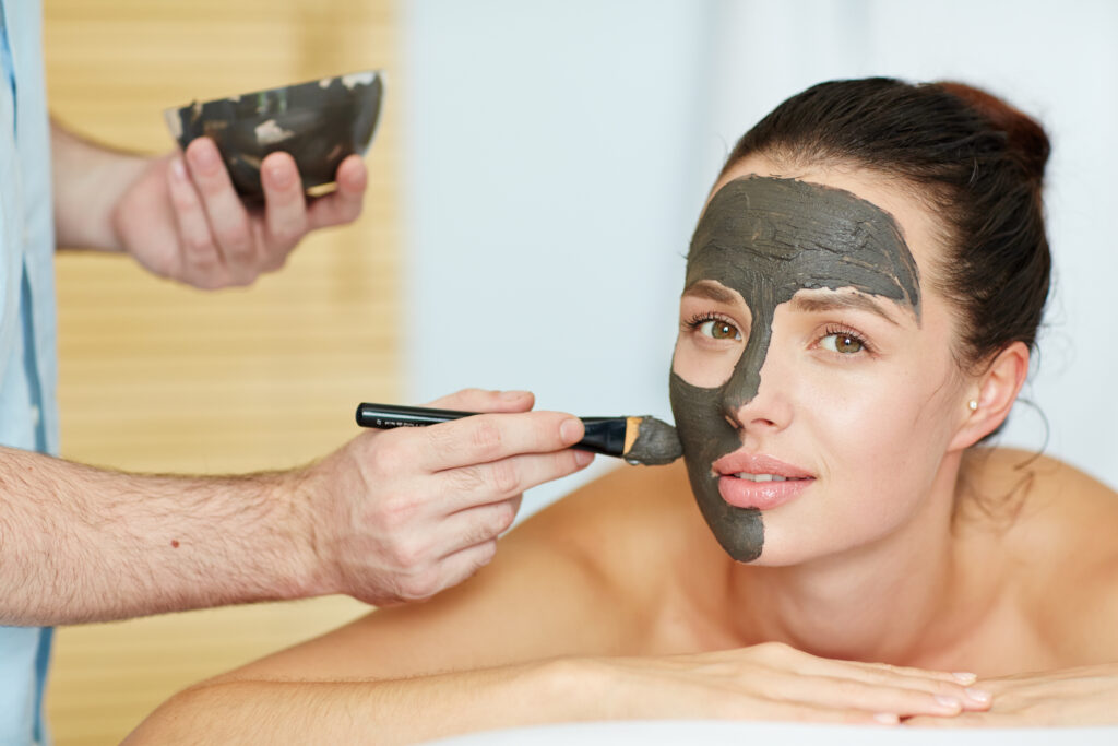 Zuiverend masker tijdens de acne facial