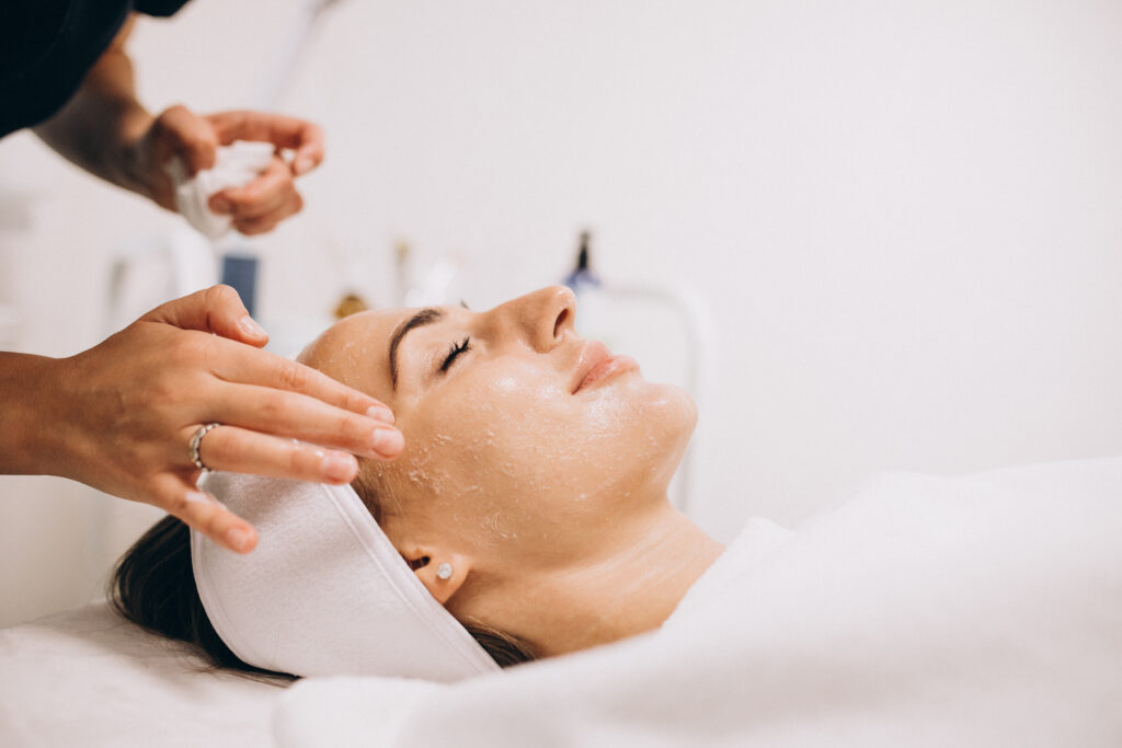Balancerend en hydraterend masker aanbrengen tijdens de facial