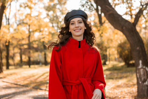 Vrouw in herfstkleding — de herfst is het ideale seizoen om met laserontharing te starten
