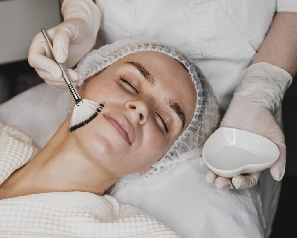 Chemische peeling gezichtsbehandeling bij de huidtherapeut
