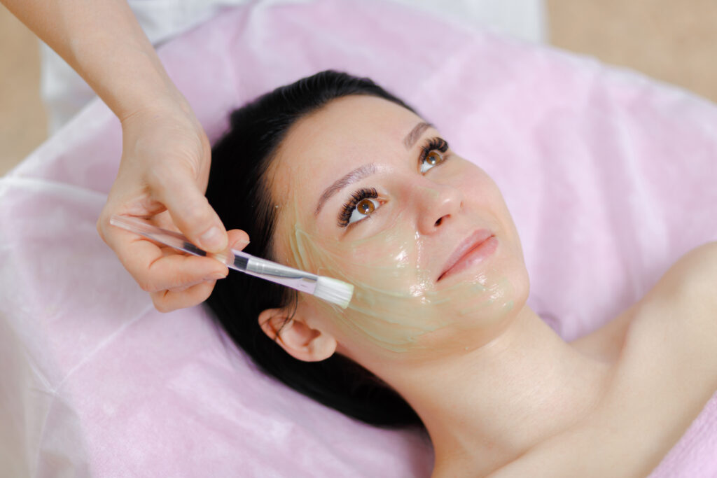 Chemische peeling met kwast aanbrengen tijdens de behandeling