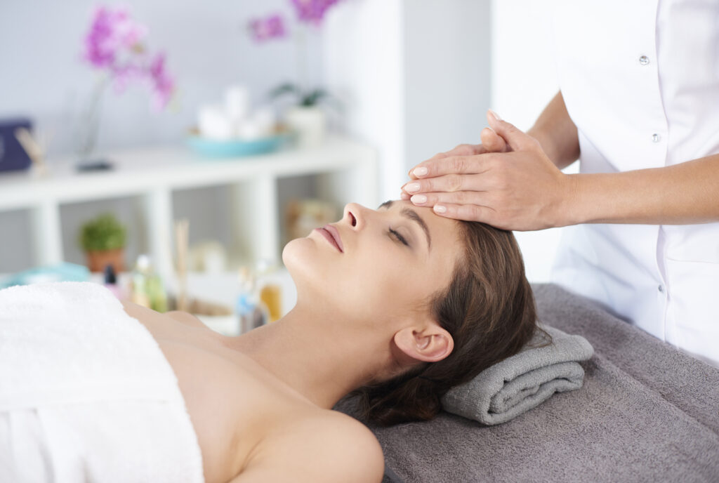 Ontspannende gezichtsmassage tijdens de facial
