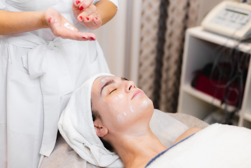 Verhelderende werkstoffen aanbrengen tijdens de pigment facial
