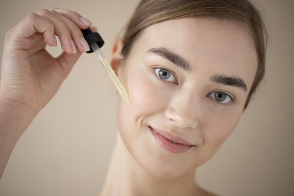 Vitamine C facial: serum aanbrengen voor een stralende huid