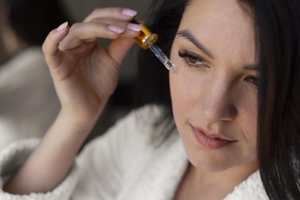 Vitamine C-serum aanbrengen tijdens de facial