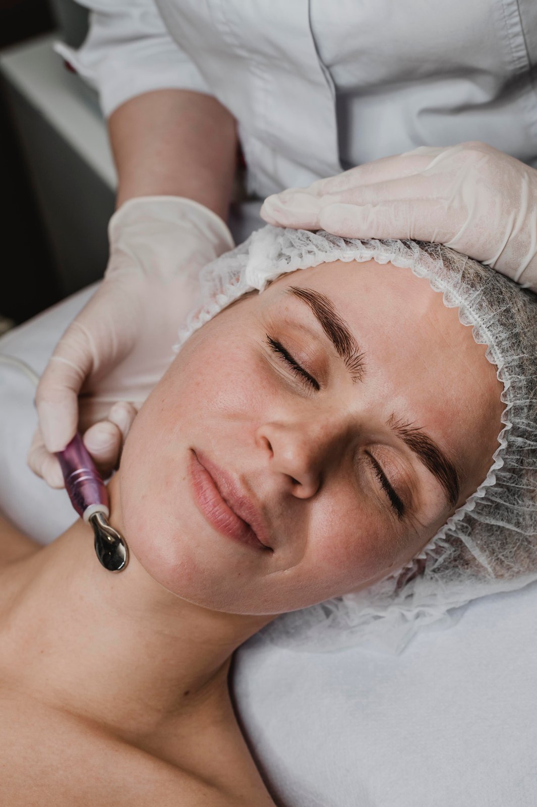 Huidtherapeut behandelt acne professioneel