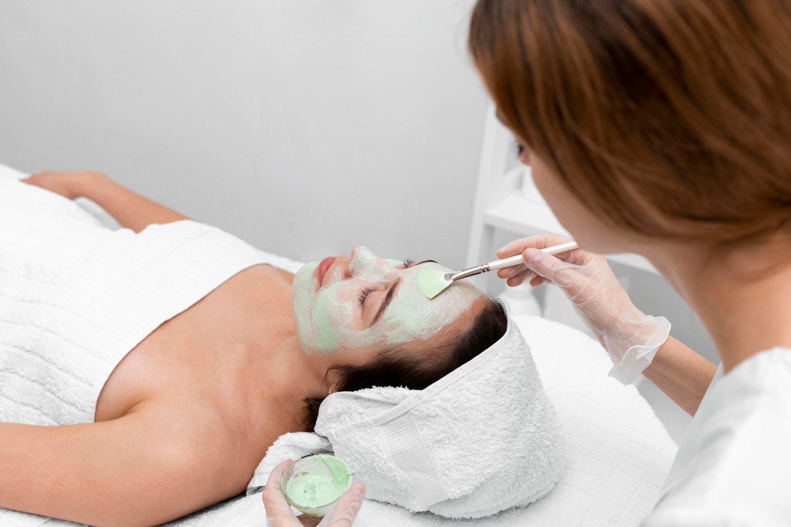 Huidtherapeut behandelt acne professioneel