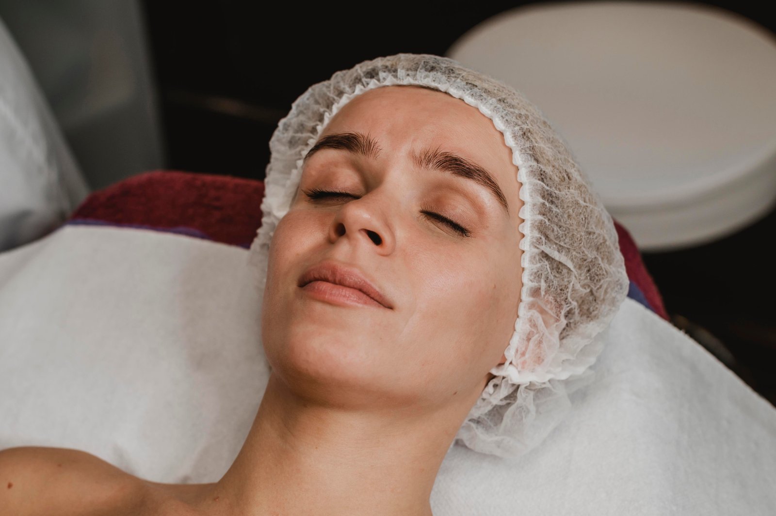 Huidtherapeut behandelt acne professioneel