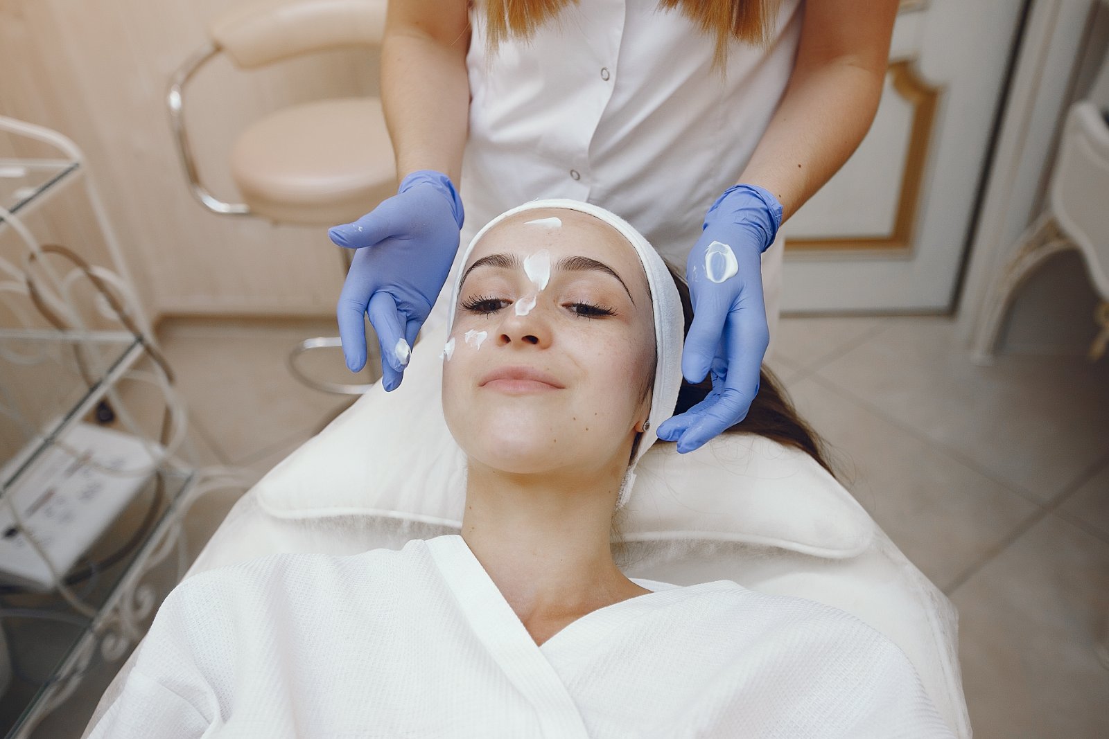 Huidtherapeut behandelt acne professioneel