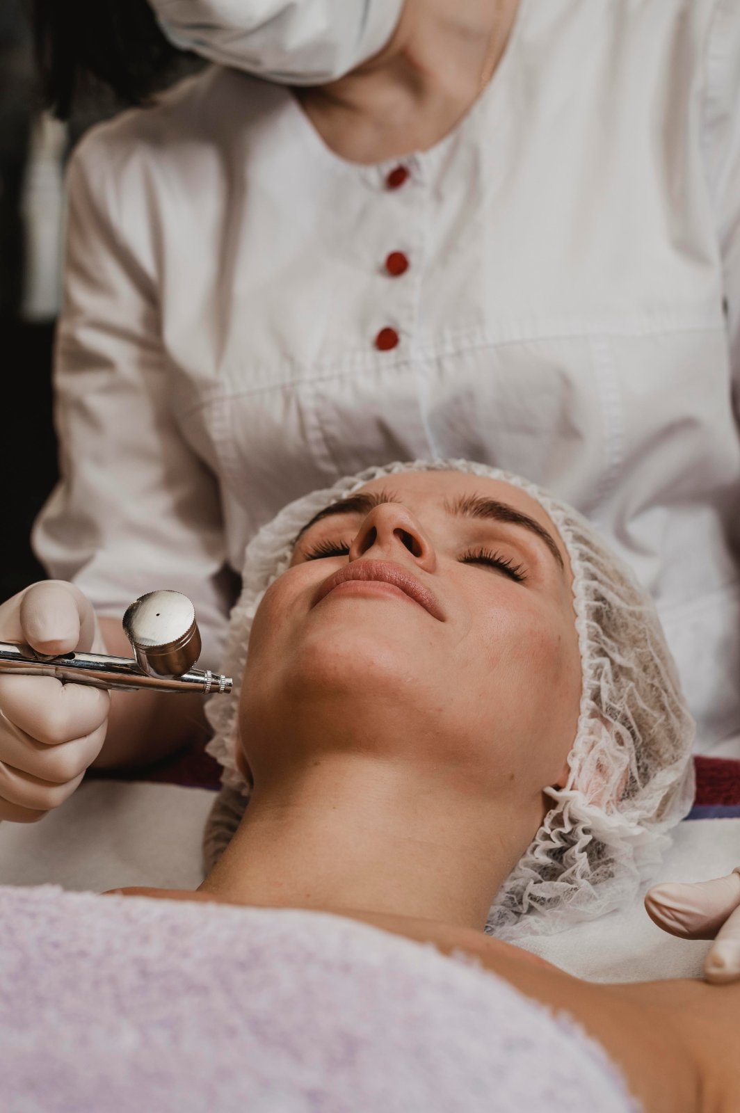 Huidtherapeut behandelt acne professioneel