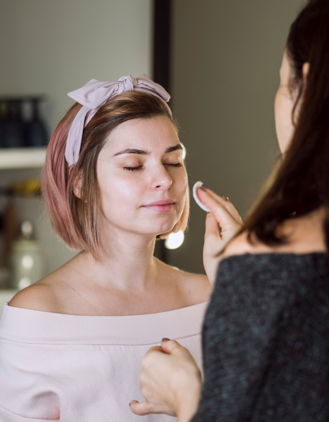 Huidtherapeut behandelt acne professioneel