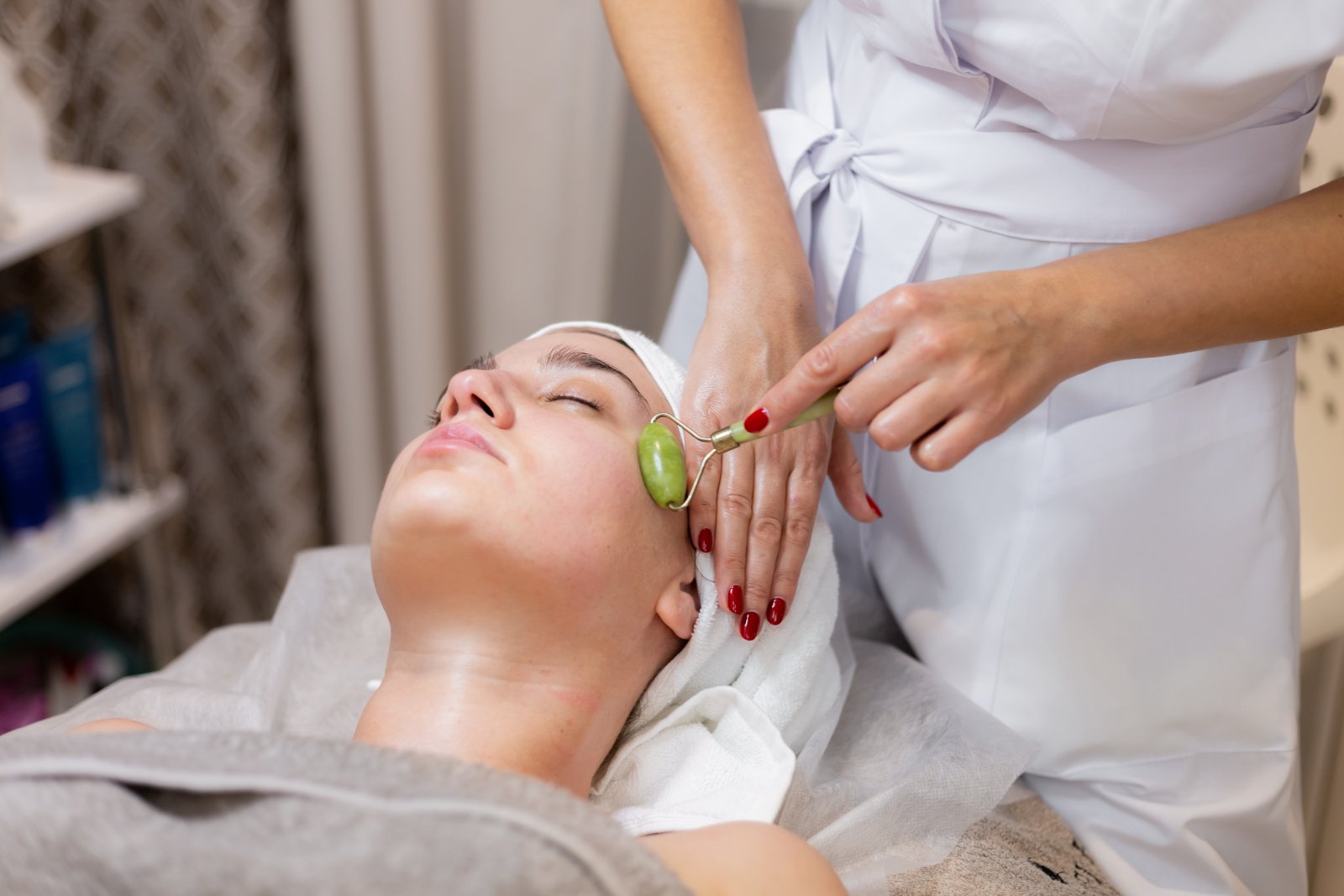 Close-up van een facial in het gezicht
