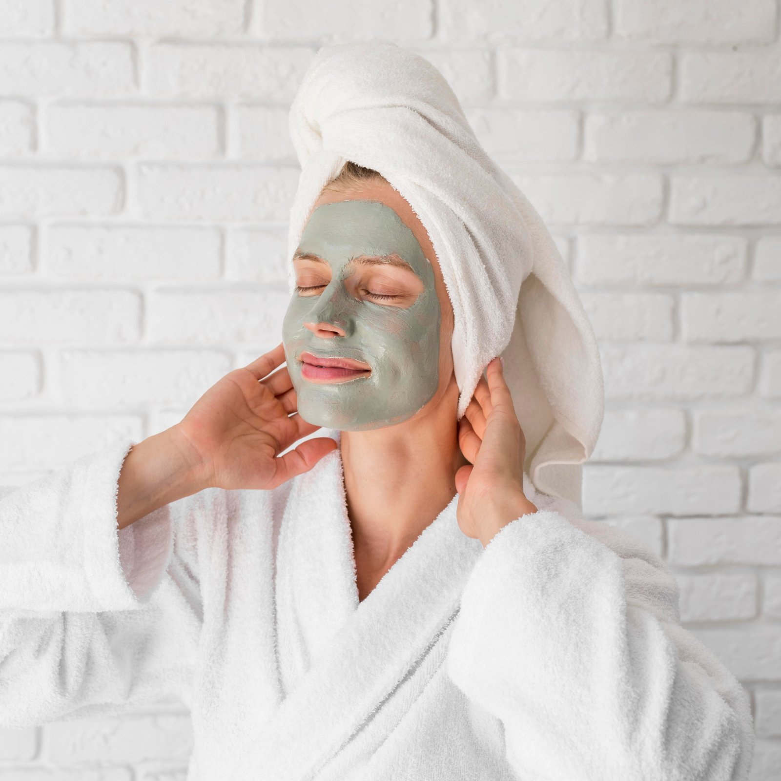 Huidtherapeut voert facial uit op wang met apparaat HBO-huidtherapeut behandelt wang met facial — behandeling voor cliënten uit Boskoop en omgeving