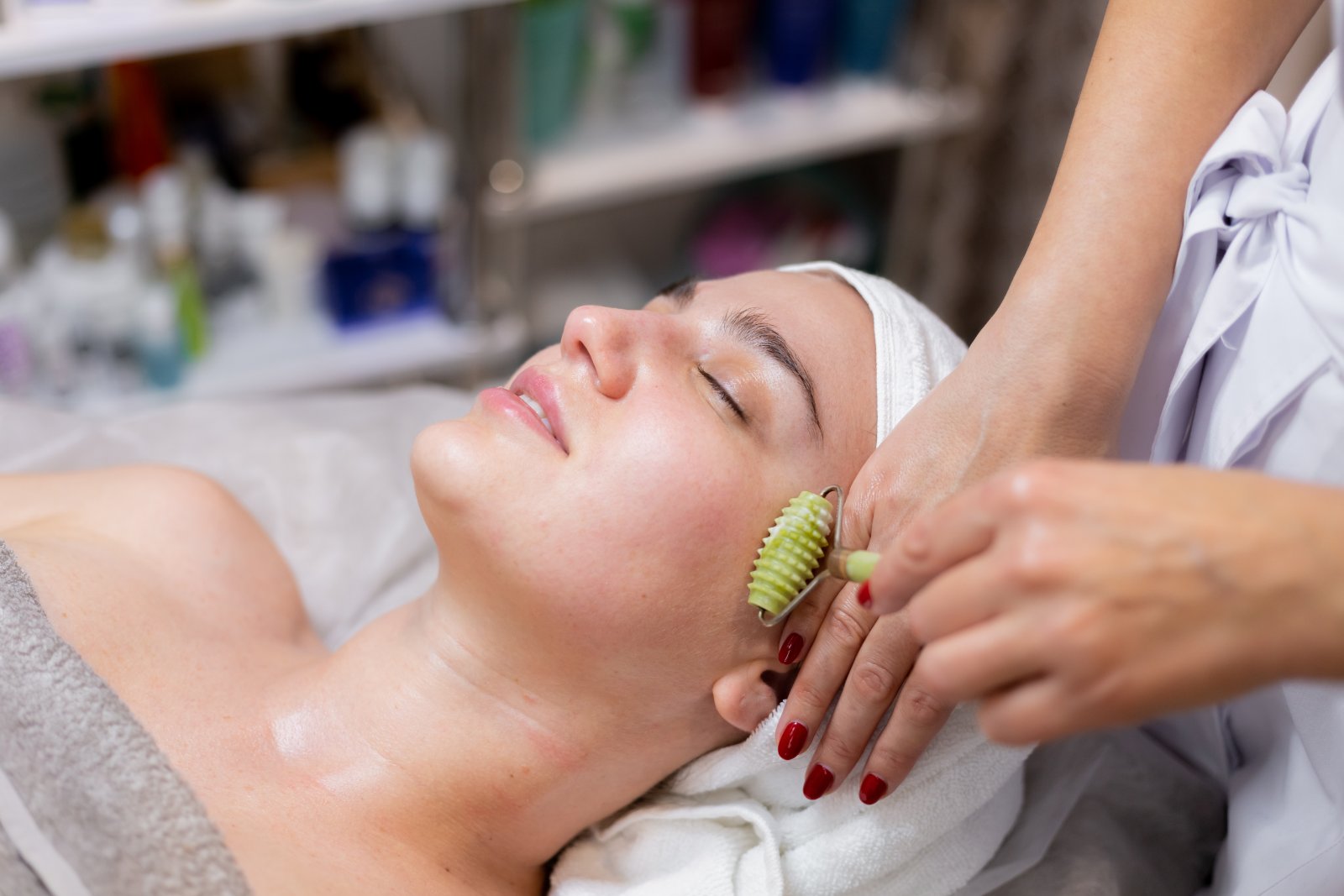 Close-up van een facial in het gezicht
