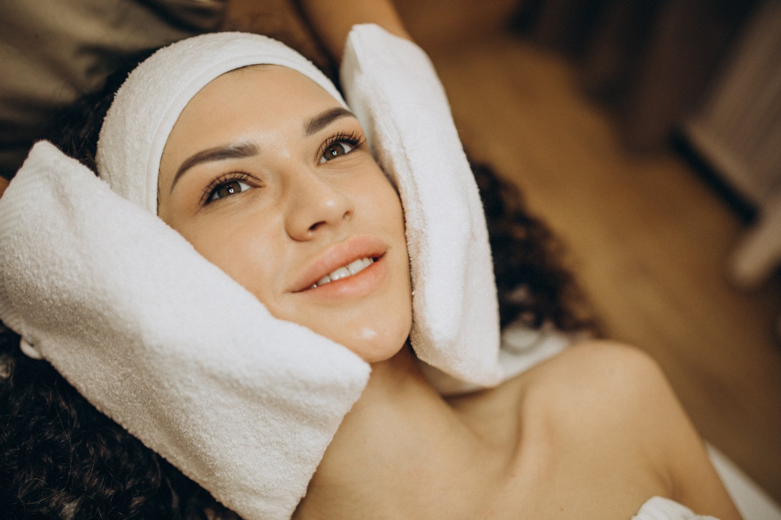Huidtherapeut past facial toe op voorhoofd bij cliënte Facial op voorhoofd door ervaren huidtherapeut — facial Boskoop bij Huidtherapie van den Berg