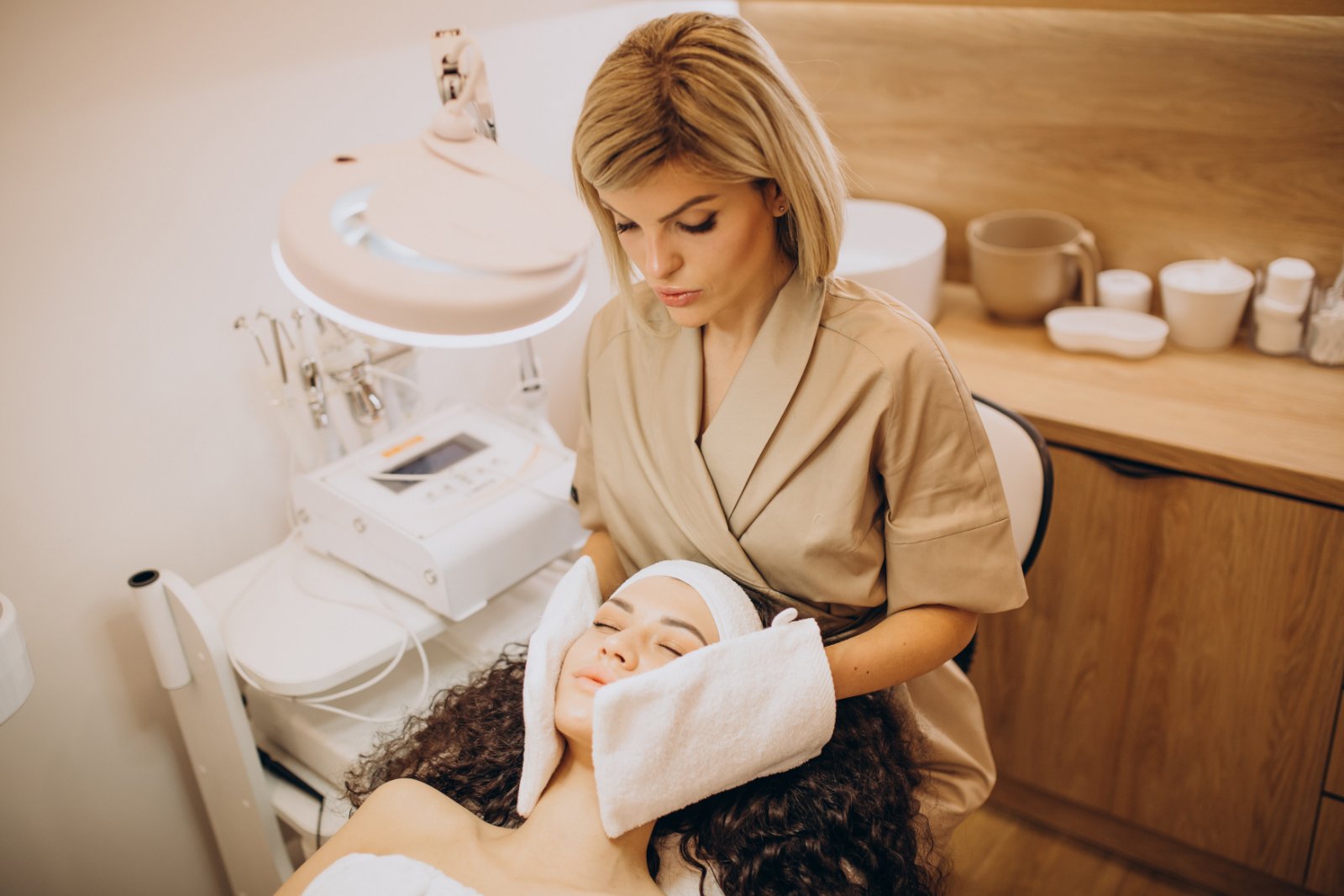 Huidtherapeut past facial toe op voorhoofd bij cliënte Facial op voorhoofd door ervaren huidtherapeut — facial Delft bij Huidtherapie van den Berg