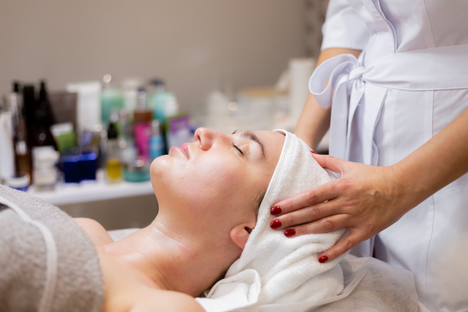 Close-up van een facial in het gezicht