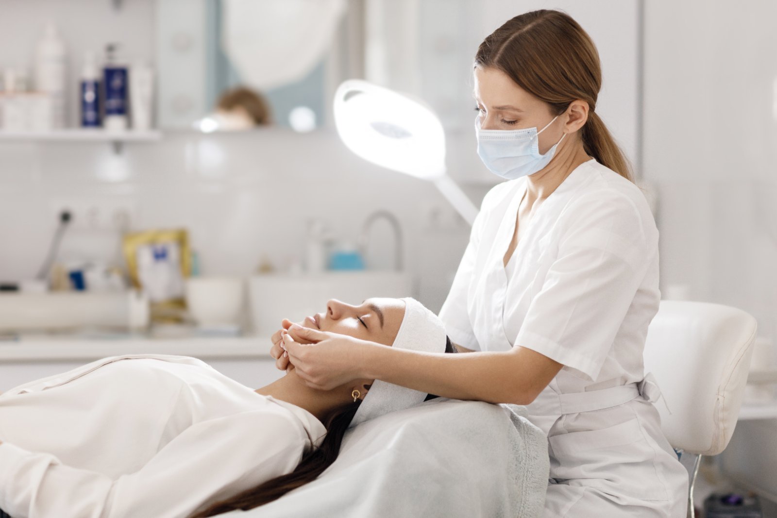 Huidtherapeut past facial toe op voorhoofd bij cliënte Facial op voorhoofd door ervaren huidtherapeut — facial Den Haag bij Huidtherapie van den Berg