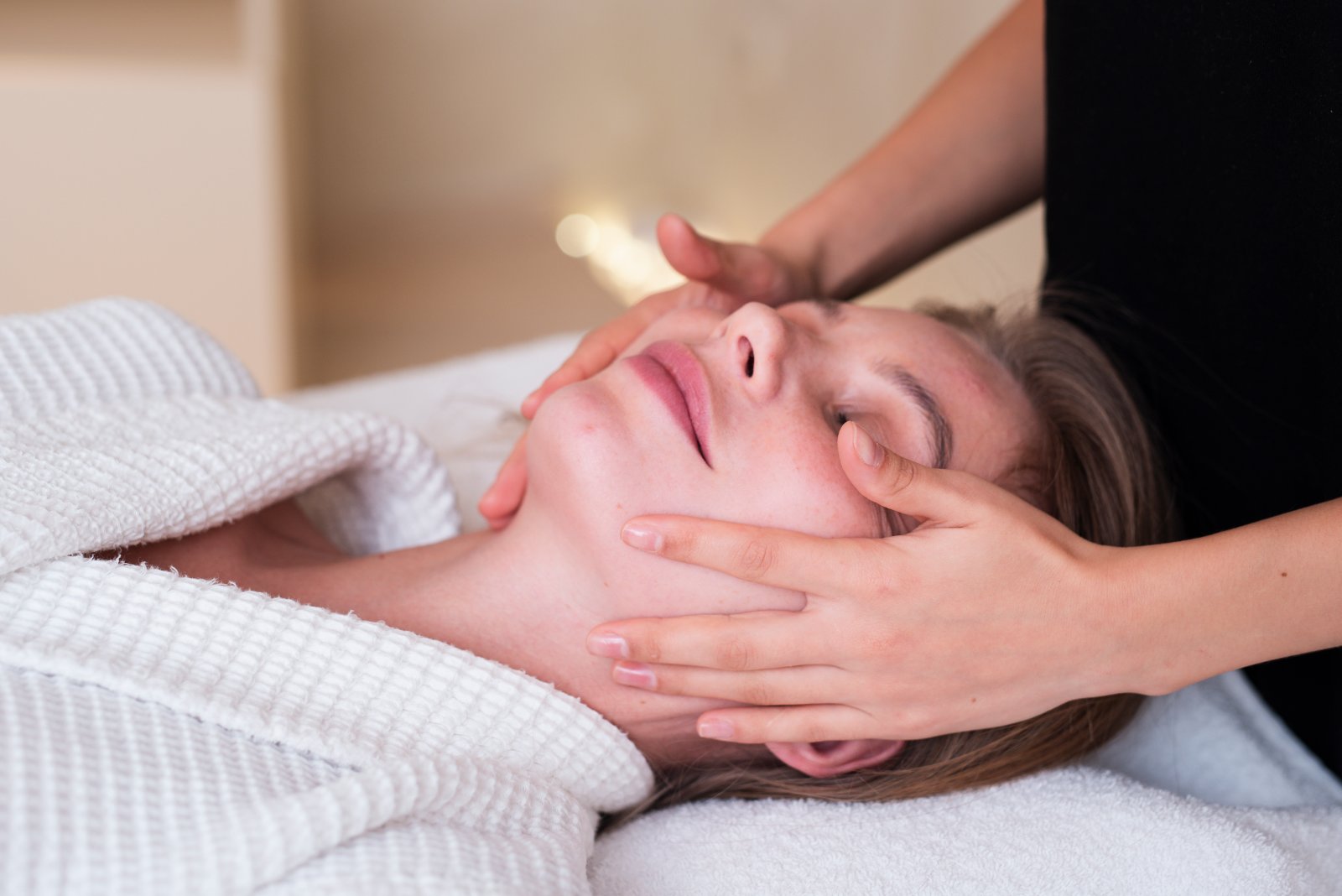Close-up van een facial in het gezicht