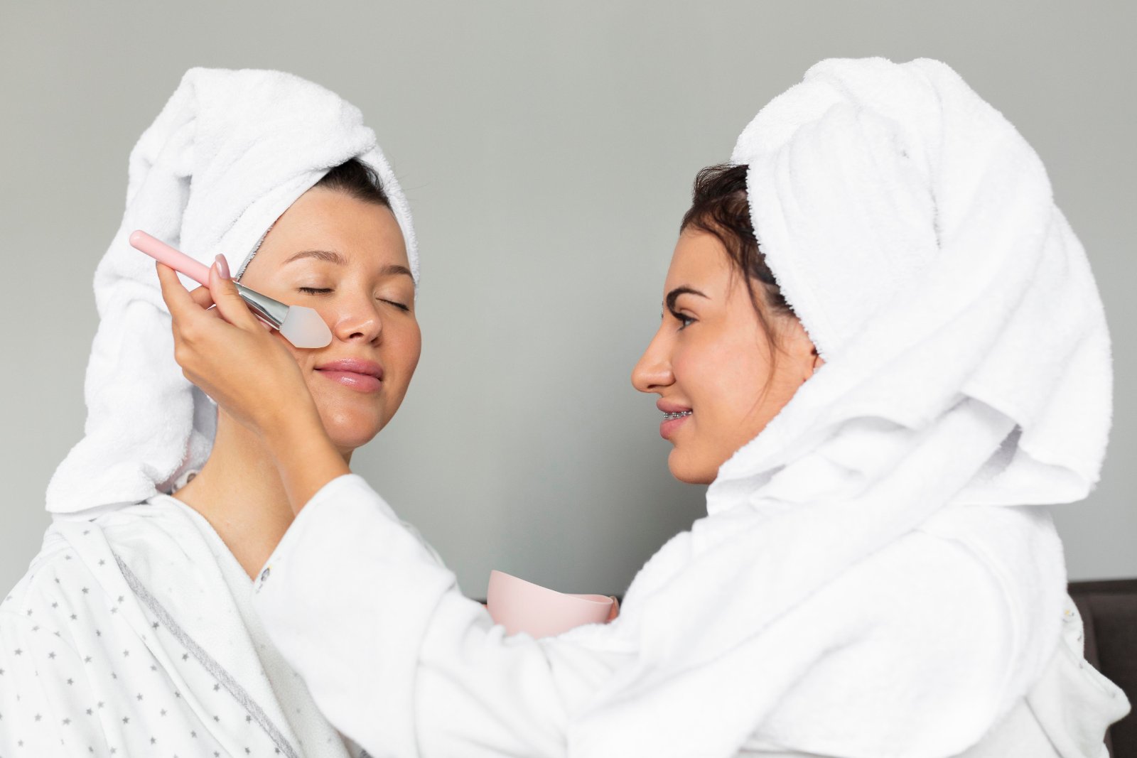 Huidtherapeut past facial toe op voorhoofd bij cliënte Facial op voorhoofd door ervaren huidtherapeut — facial Leiderdorp bij Huidtherapie van den Berg