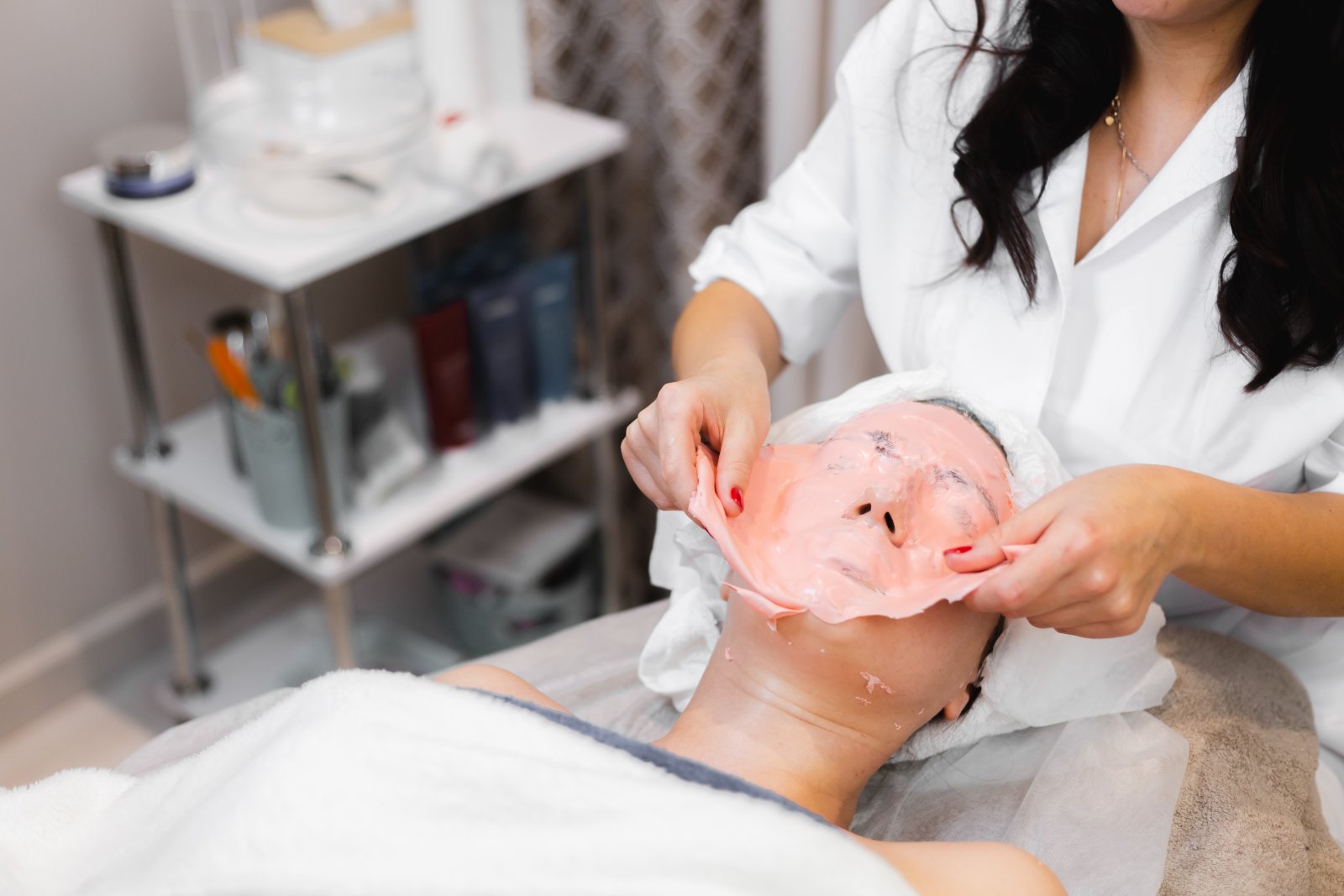 Huidtherapeut voert facial uit op wang met apparaat HBO-huidtherapeut behandelt wang met facial — behandeling voor cliënten uit Nieuwkoop en omgeving