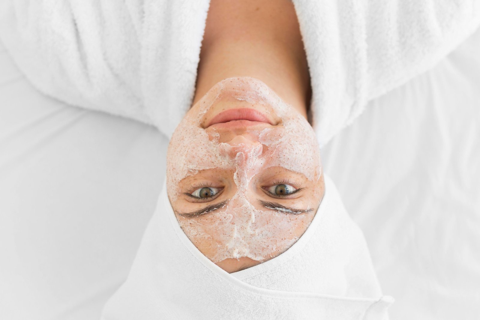 Huidtherapeut voert facial uit op wang met apparaat HBO-huidtherapeut behandelt wang met facial — behandeling voor cliënten uit Oegstgeest en omgeving