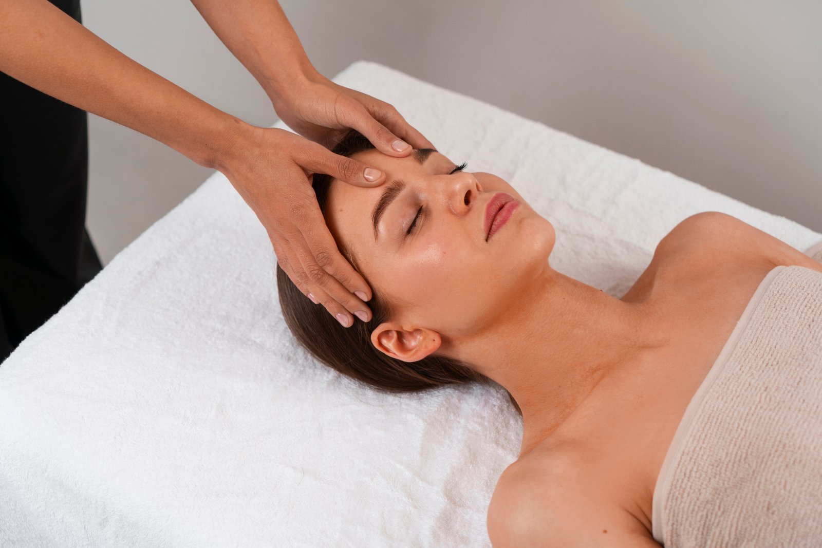 Huidtherapeut voert facial uit op wang met apparaat HBO-huidtherapeut behandelt wang met facial — behandeling voor cliënten uit Rotterdam en omgeving