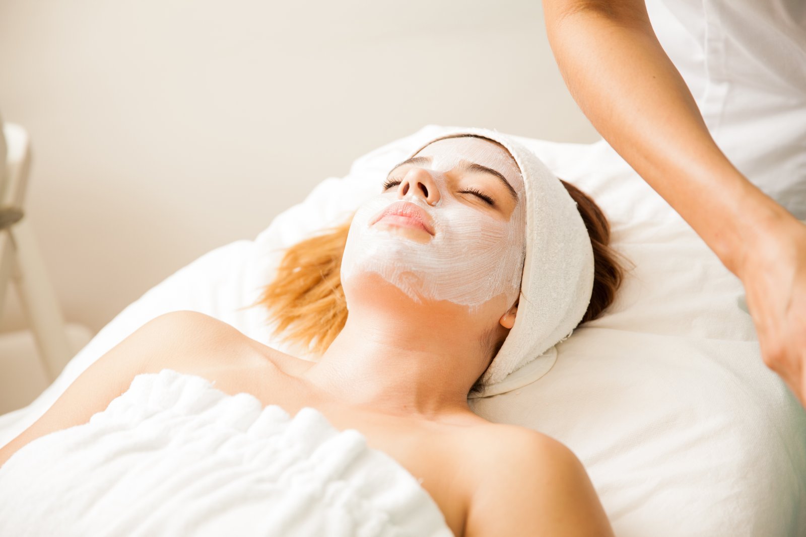 Huidtherapeut past facial toe op voorhoofd bij cliënte Facial op voorhoofd door ervaren huidtherapeut — facial Waddinxveen bij Huidtherapie van den Berg