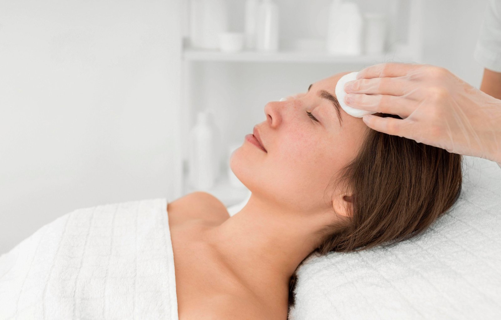 Close-up van een facial in het gezicht