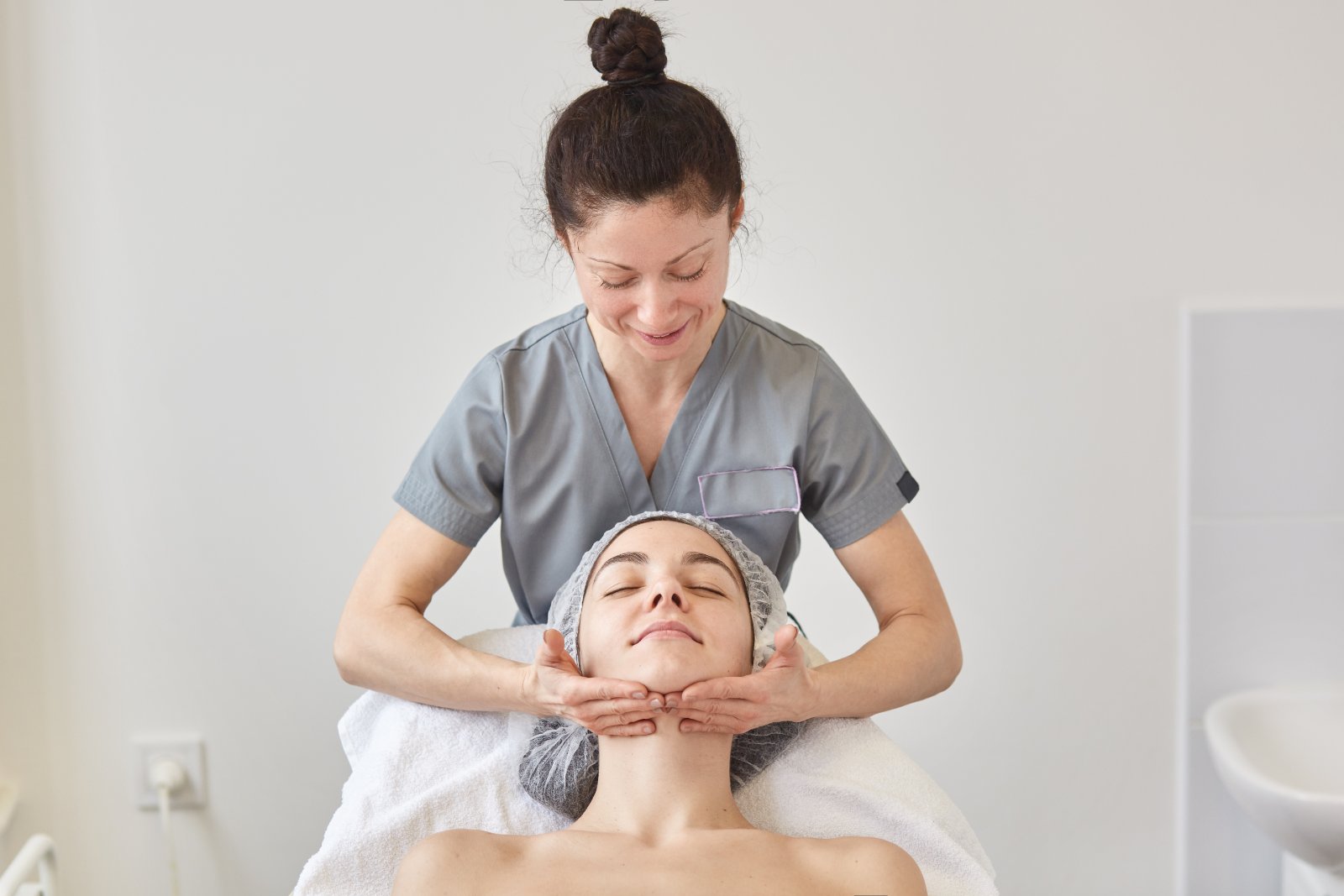 Huidtherapeut past facial toe op voorhoofd bij cliënte Facial op voorhoofd door ervaren huidtherapeut — facial Woerden bij Huidtherapie van den Berg