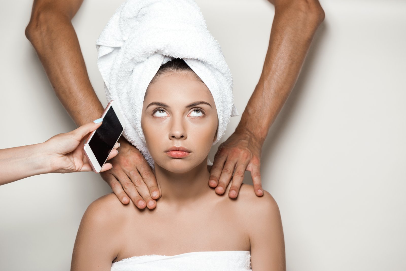 Close-up van een facial in het gezicht