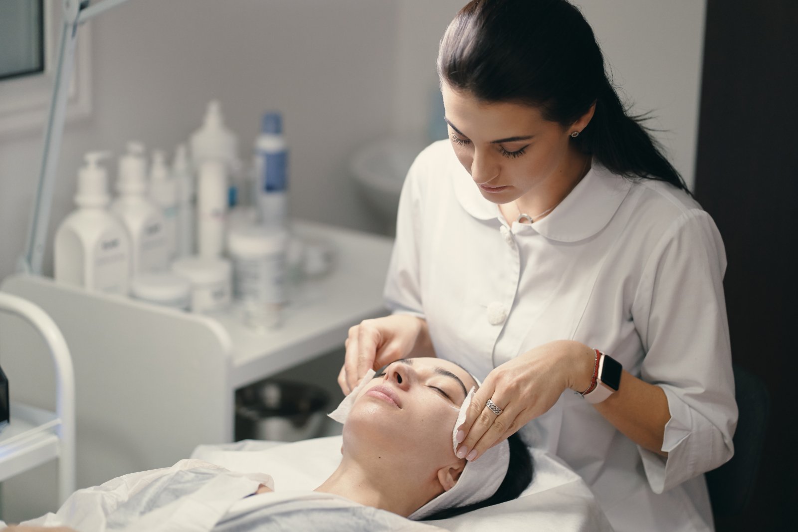 Huidtherapeut past facial toe op voorhoofd bij cliënte Facial op voorhoofd door ervaren huidtherapeut — facial Zoeterwoude bij Huidtherapie van den Berg