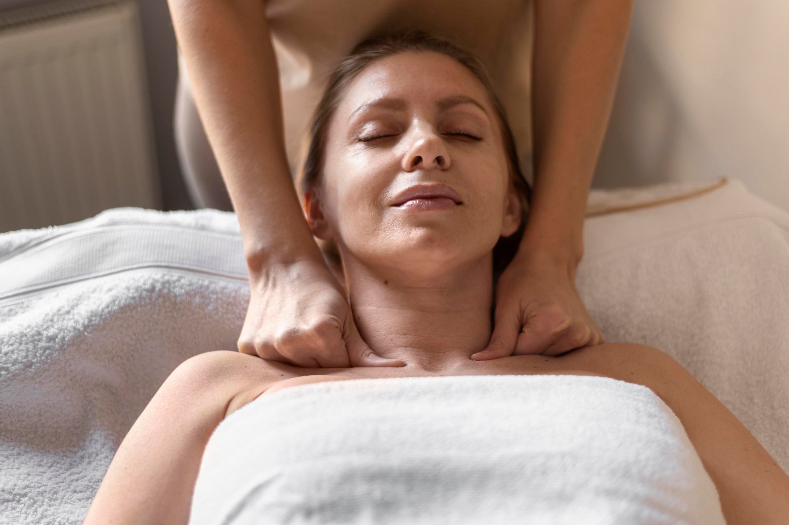 Zachte bewegingen langs het gezicht tijdens de kriebelmassage