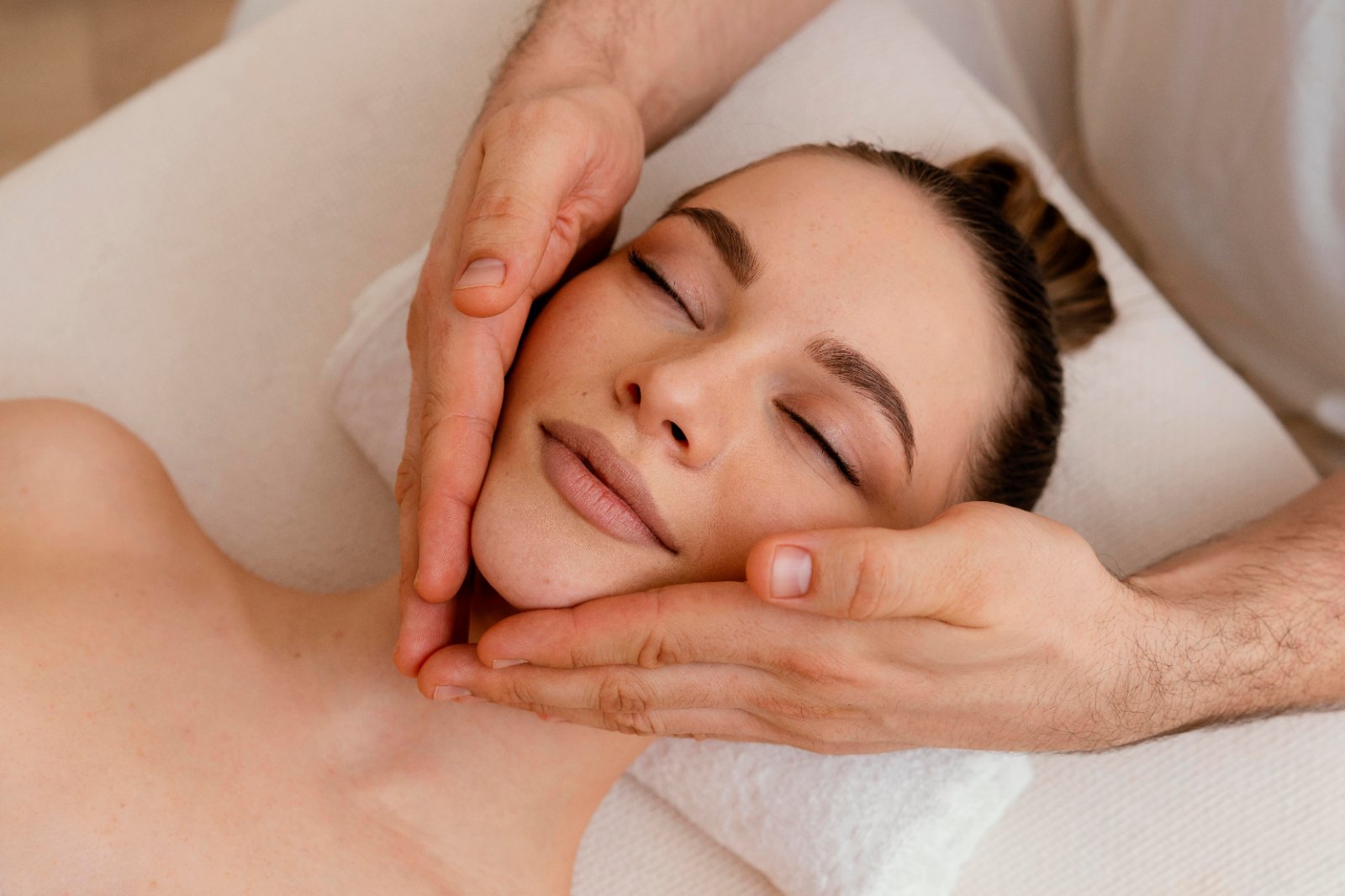 Ontspannen gezicht tijdens een lichte massage