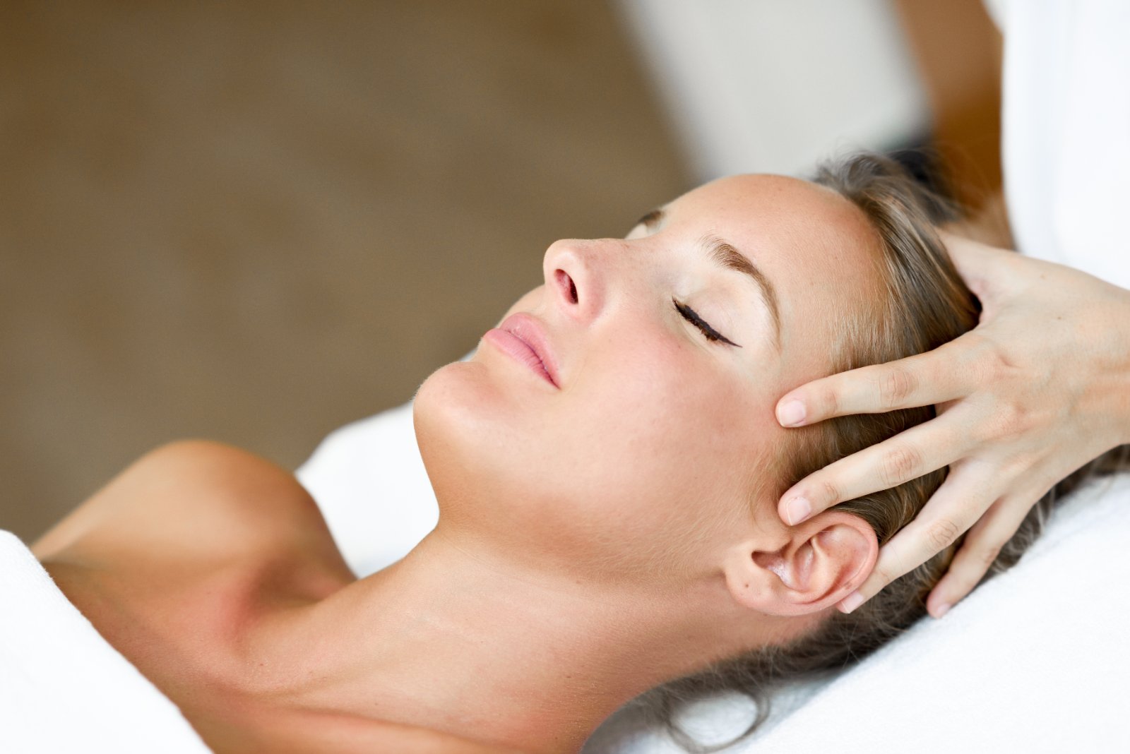 Hoofdmassage tijdens een kriebelmassage bij Huidtherapie van den Berg, voor clienten uit Bodegraven