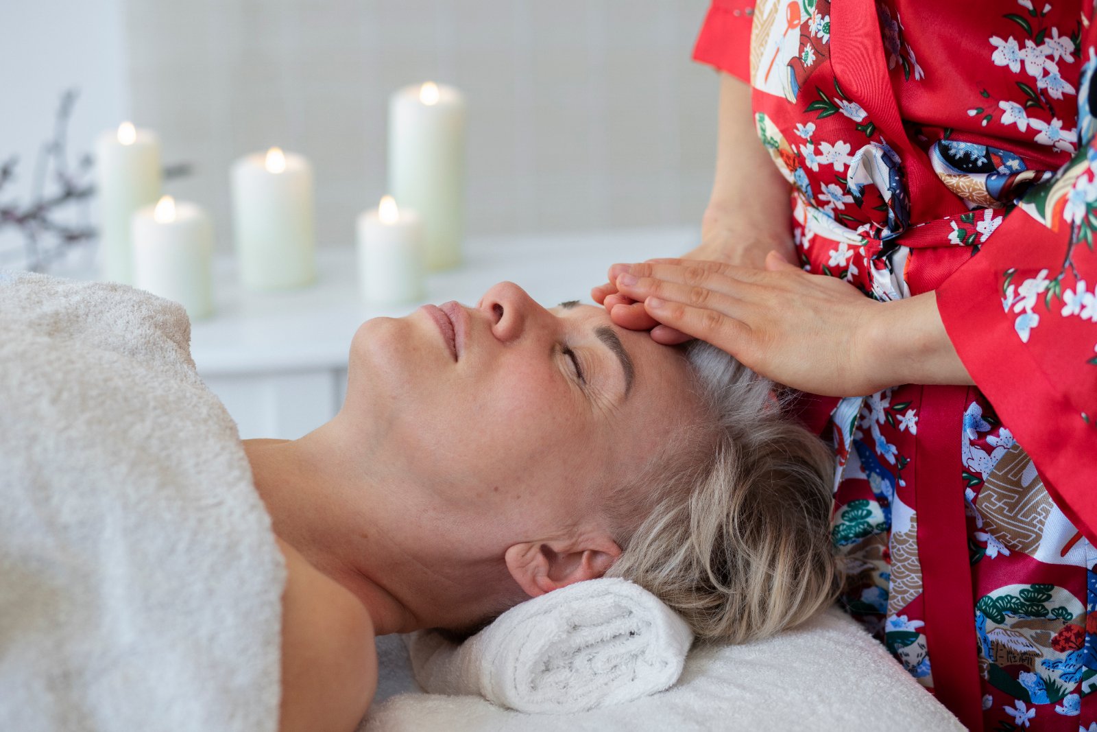 Lichte streling over het voorhoofd tijdens een kriebelmassage