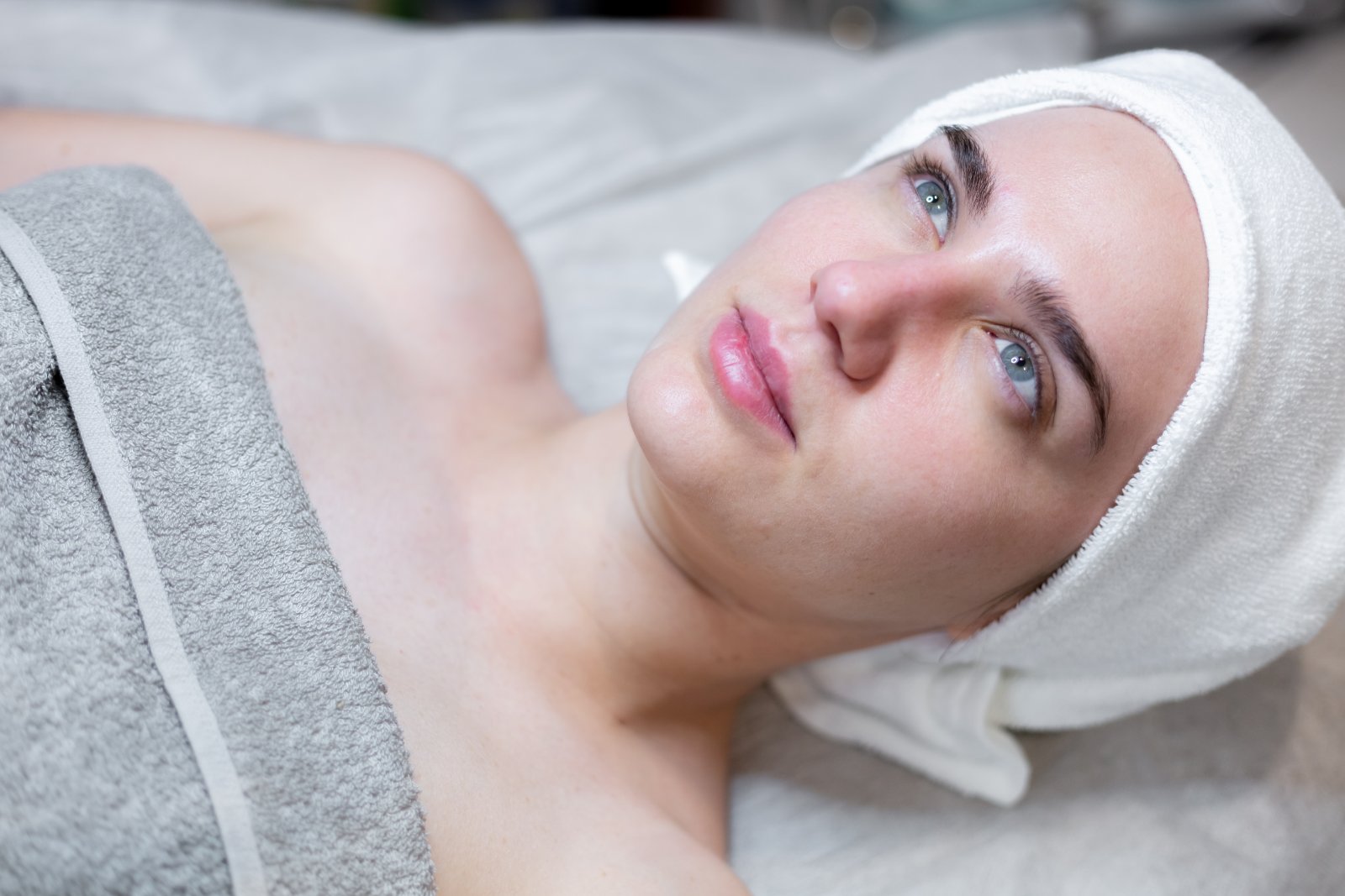 Lichte gezichtsmassage tijdens de kriebelmassage